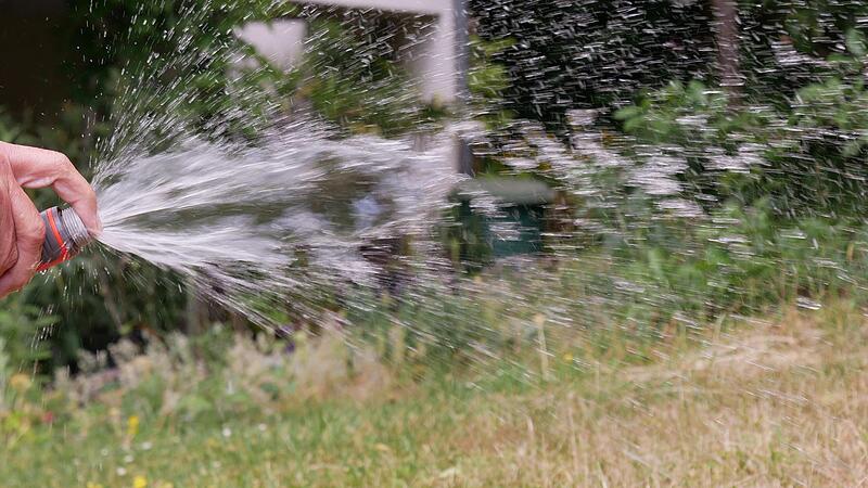 Um Trinkwasser zu sparen, sollte auf das Sprengen von Rasen mit Wasser aus der Leitung verzichtet werden. Das ist auch eine Empfehlung f&uuml;r den Landkreis Bad Kissingen, obgleich es hier kein Verbot gibt.