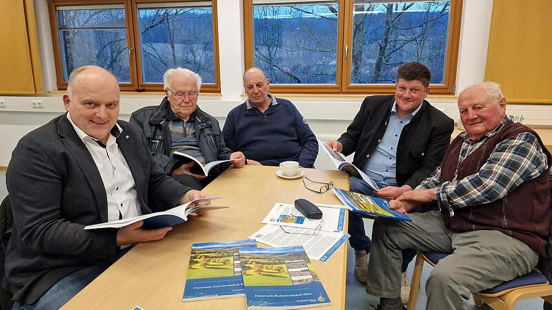 Jeder Gemeinde hatte einen "Rat der Weisen", die den Forschern beratend zur Seite standen. Das Bild zeigt von links Bürgermeister Daniel Wehner (Burkardroth) mit Otmar Zehnter (Burkardroth), Günter Voll (Stangenroth), Bürgermeister Alexander Schneider (Geroda) und Alois Wehner (Stangenroth) mit dem neuen Buch.
