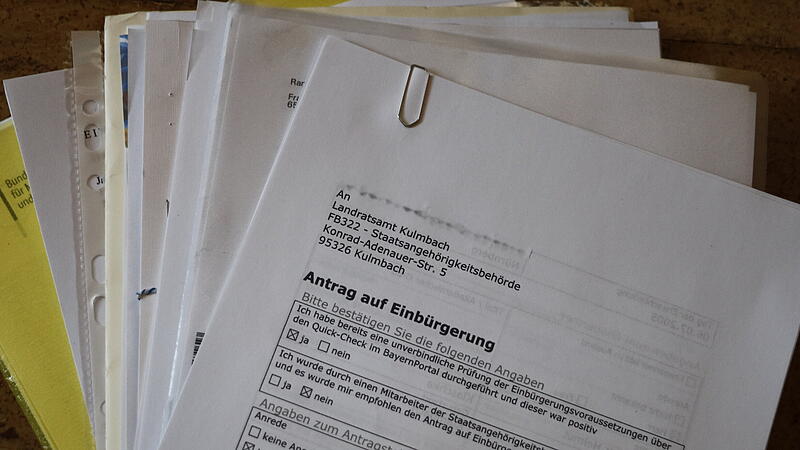 Zum Antrag auf Einbürgerung sind umfangreiche Nachweise vorzulegen.