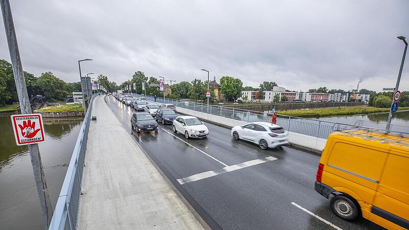 Die 1960 eröffnete Maxbrücke über den Main in Schweinfurt muss in den kommenden Jahren abgerissen und neu gebaut werden. Aus Sicht des Handelsverbandes und anderer Mitstreiter wäre die bessere Lösung, zuvor eine neue dritte Mainbrücke nur für Kraf...