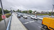 Die 1960 eröffnete Maxbrücke über den Main in Schweinfurt muss in den kommenden Jahren abgerissen und neu gebaut werden. Aus Sicht des Handelsverbandes und anderer Mitstreiter wäre die bessere Lösung, zuvor eine neue dritte Mainbrücke nur für Kraf...