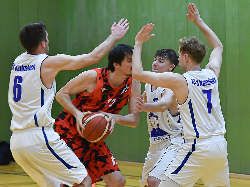 Christian Schuberth, Nils Wiesner und Tim Koths (von links) vom ATS Kulmbach bei der Abwehrarbeit, hier im Spiel gegen Bischberg.
