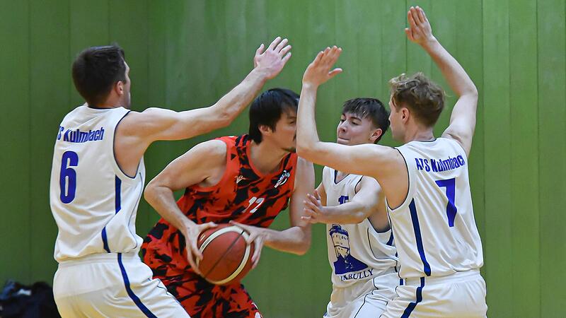 Christian Schuberth, Nils Wiesner und Tim Koths (von links) vom ATS Kulmbach bei der Abwehrarbeit, hier im Spiel gegen Bischberg.