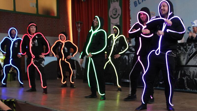 Als Strichmännchen tanzte das Männerballett auf der Bühne. Als Strichmännchen tanzte das Männerballett auf der Bühne.