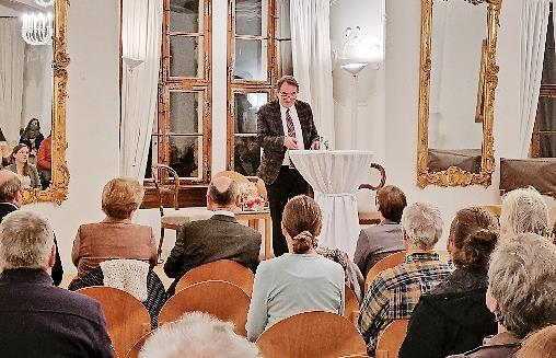 Kunsthistoriker Matthias Liebel bei einem Vortrag. Kunsthistoriker Matthias Liebel bei einem Vortrag.