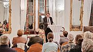 Kunsthistoriker Matthias Liebel bei einem Vortrag.