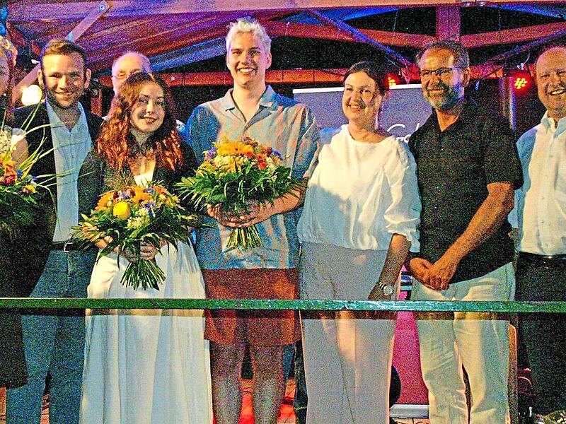Weinkönig Jason Rook (4.v.r.) mit Bürgermeisterin Angela Hofmann (3.v.r.) und der bisherigen Weinkönigin Anastasia I (5.v.r.). Weinkönig Jason Rook (4.v.r.) mit Bürgermeisterin Angela Hofmann (3.v.r.) und der bisherigen Weinkönigin Anastasia I (5.v.r.).