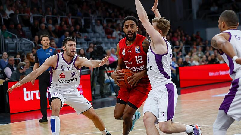 Gerel Simmons zieht gegen den Göttinger Aufbauspieler Harald Frey zum Korb.