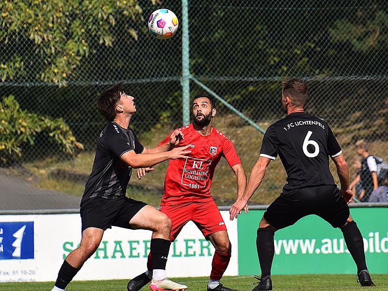 Den Ball und die Punkte haben die Lichtenfelser Moritz Mattausch (links) und Lukas Engelmann sowie der Fuchsstadter Fadzel Tahir, der in  der Winterpause nach Bergrheinfeld gewechselt ist,  im Visier. Das Hinspiel entschieden die Lichtenfelser nach einem 0:2-R&uuml;ckstand noch mit 3:2 f&uuml;r sich.