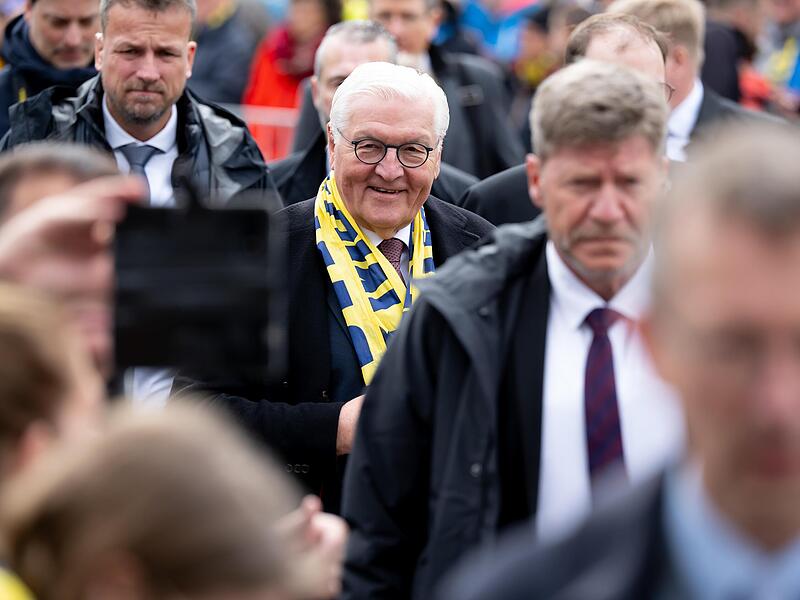 Bundespr&auml;sident Frank-Walter Steinmeier (M.) nimmt an Christi Himmelfahrt beim 104. Deutschen Katholikentag in W&uuml;rzburg an einem Gottesdienst auf dem Residenzplatz teil.