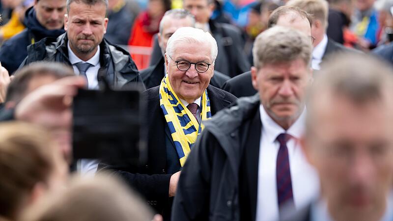 Bundespr&auml;sident Frank-Walter Steinmeier (M.) nimmt an Christi Himmelfahrt beim 104. Deutschen Katholikentag in W&uuml;rzburg an einem Gottesdienst auf dem Residenzplatz teil.