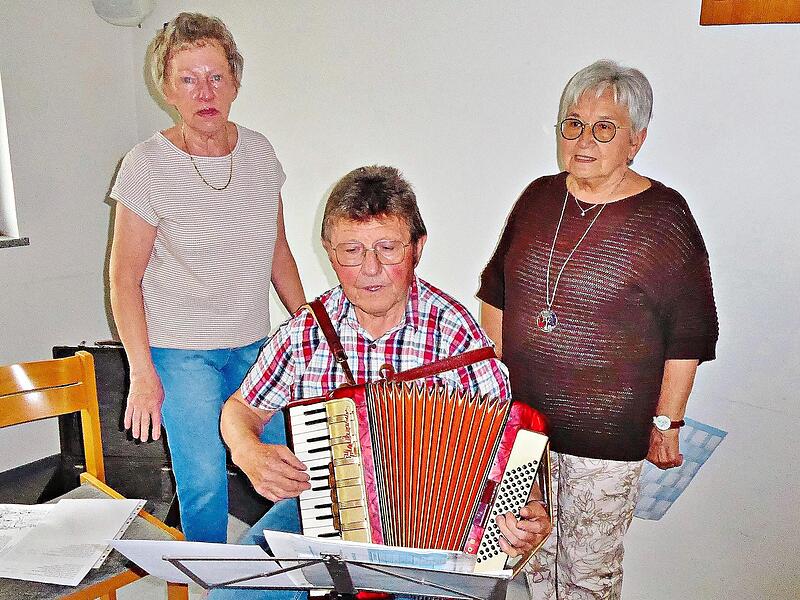 Ingrid Zapf, Edwin Jungkunz und Maria Winkler (von links) brachten Volks- und Wallfahrtslieder zu Geh&ouml;r.  Bernd Kleinert