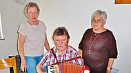Ingrid Zapf, Edwin Jungkunz und Maria Winkler (von links) brachten Volks- und Wallfahrtslieder zu Gehör. Bernd Kleinert Ingrid Zapf, Edwin Jungkunz und Maria Winkler (von links) brachten Volks- und Wallfahrtslieder zu Gehör. Bernd Kleinert