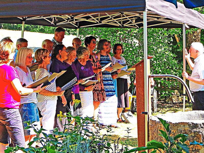 Neben dem Posaunenchor Schmölz umrahmte der Gospelchor Schmölz (unter Leitung von Gary O`Connell, rechts) die Andacht. Werner Knoth Neben dem Posaunenchor Schmölz umrahmte der Gospelchor Schmölz (unter Leitung von Gary O`Connell, rechts) die Andacht. Werner Knoth