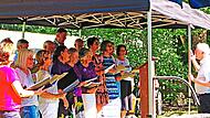 Neben dem Posaunenchor Schmölz umrahmte der Gospelchor Schmölz (unter Leitung von Gary O`Connell, rechts) die Andacht. Werner Knoth Neben dem Posaunenchor Schmölz umrahmte der Gospelchor Schmölz (unter Leitung von Gary O`Connell, rechts) die Andacht. Werner Knoth