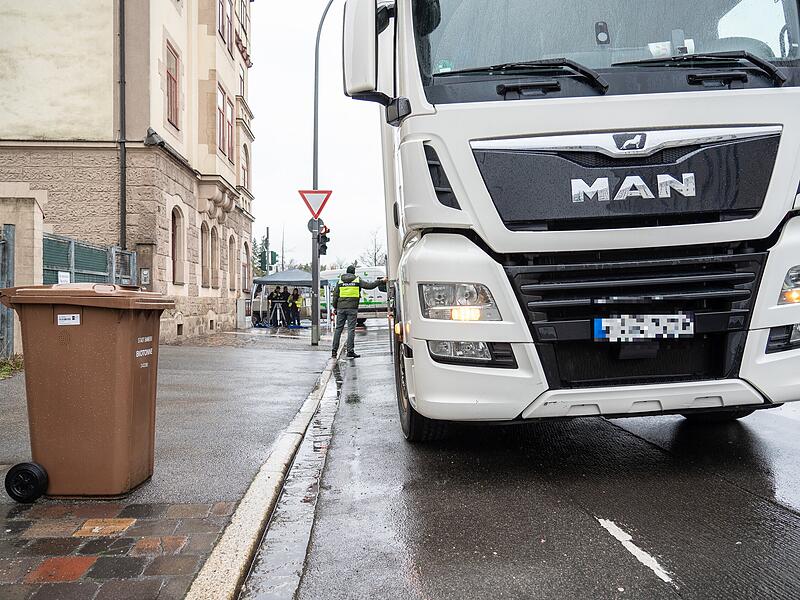 Lastwagen übersieht Radfahrerin: 63-Jährige bei Verkehrsunfall verstorbenTödlicher Unfall Radfahrerin Lkw Hallstadter Straße Bamberg 22022024 Lastwagen übersieht Radfahrerin: 63-Jährige bei Verkehrsunfall auf Hallstadter Straße in Bamberg verstorben - der Unfall ereignete sich vormittags am 22. Februar 2024.