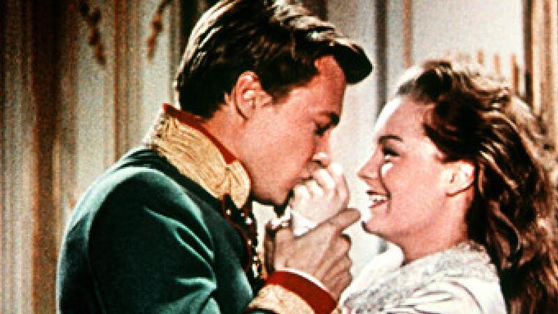 Legendär: Karlheinz Böhm und Romy Schneider in „Sissi“.  Jetzt gibt es zwei neue Produktionen über das Kaiserpaar.