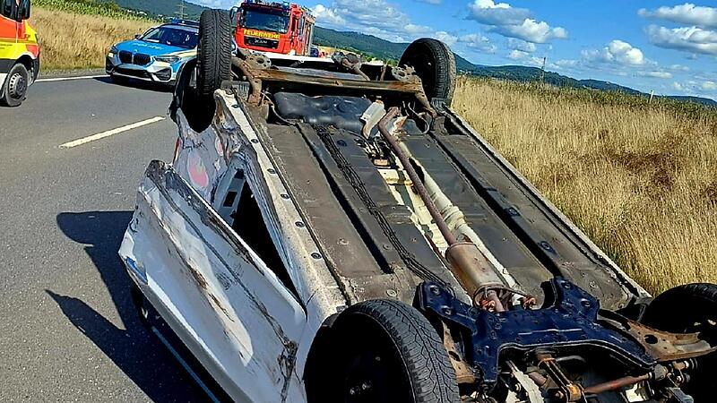 Das Auto der Unfallverursacherin landete auf dem Dach.