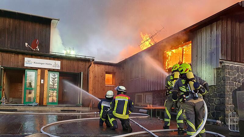 Mit einem Gro&szlig;aufgebot waren Feuerwehr, Rettungsdienst und Polizei beim Brand der Kissinger H&uuml;tte Mitte M&auml;rz vor Ort. Der Einsatz der vielen Helfer wurde jetzt bei der Sitzung des Kreistags in Bad Neustadt ausdr&uuml;cklich gew&uuml;rdigt.