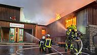 Mit einem Großaufgebot waren Feuerwehr, Rettungsdienst und Polizei beim Brand der Kissinger Hütte Mitte März vor Ort. Der Einsatz der vielen Helfer wurde jetzt bei der Sitzung des Kreistags in Bad Neustadt ausdrücklich gewürdigt. Mit einem Großaufgebot waren Feuerwehr, Rettungsdienst und Polizei beim Brand der Kissinger Hütte Mitte März vor Ort. Der Einsatz der vielen Helfer wurde jetzt bei der Sitzung des Kreistags in Bad Neustadt ausdrücklich gewürdigt.