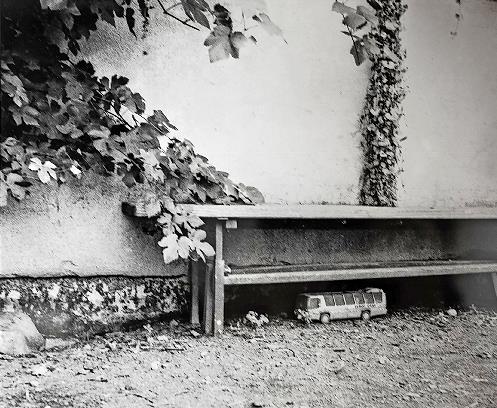 Ein Spielzeugbus. Vergessen unter einer Bank. Für Tilman Dominka Auslöser von Fragen und Erinnerungen.