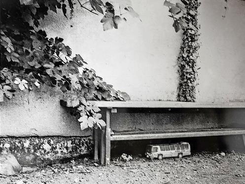 Ein Spielzeugbus. Vergessen unter einer Bank. Für Tilman Dominka Auslöser von Fragen und Erinnerungen.