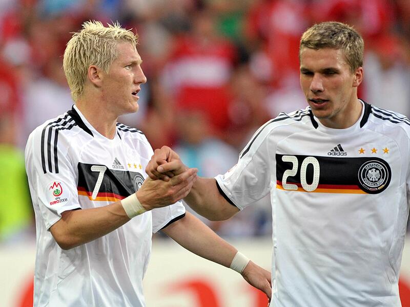EM 2008: Bastian Schweinsteiger (links) und Lukas Podolski  im ohne "Rauten-Retro-Look".