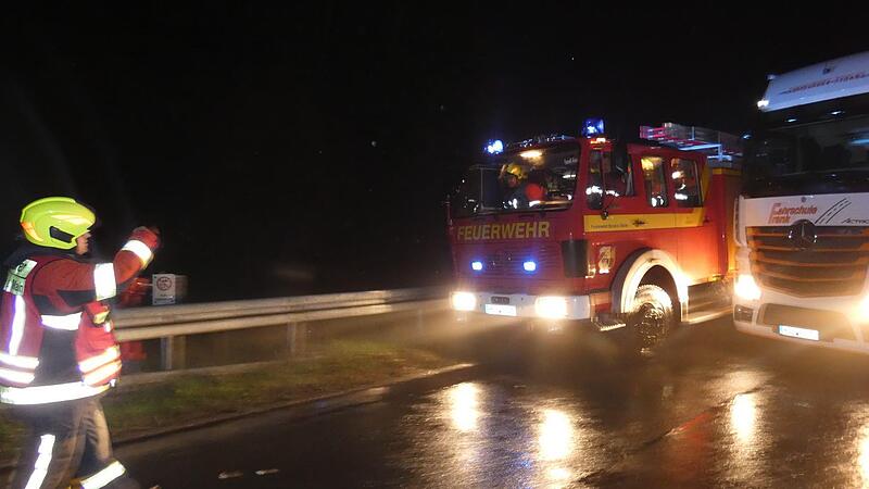 Erste Herausforderung f&uuml;r die Feuerwehr Sand: Die Anfahrt &uuml;ber die Notzufahrt war durch einen LKW blockiert. Mit viel Fingerspitzengef&uuml;hl wurde das Einsatzfahrzeug zwischen Leitplanke und im Stau wartenden Fahrzeugen gelenkt.