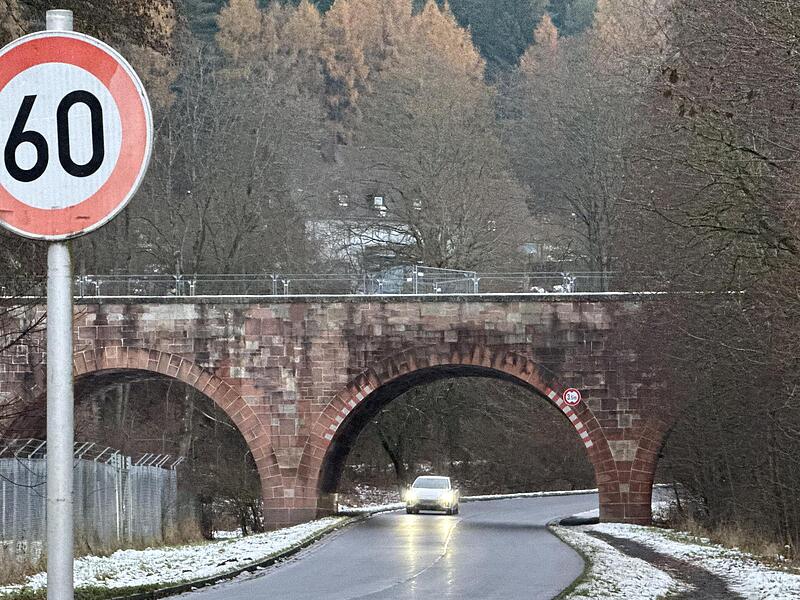 Die rote Brücke am Ortseingang von Wildflecken.