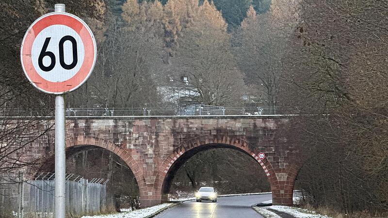 Die rote Br&uuml;cke am Ortseingang von Wildflecken.