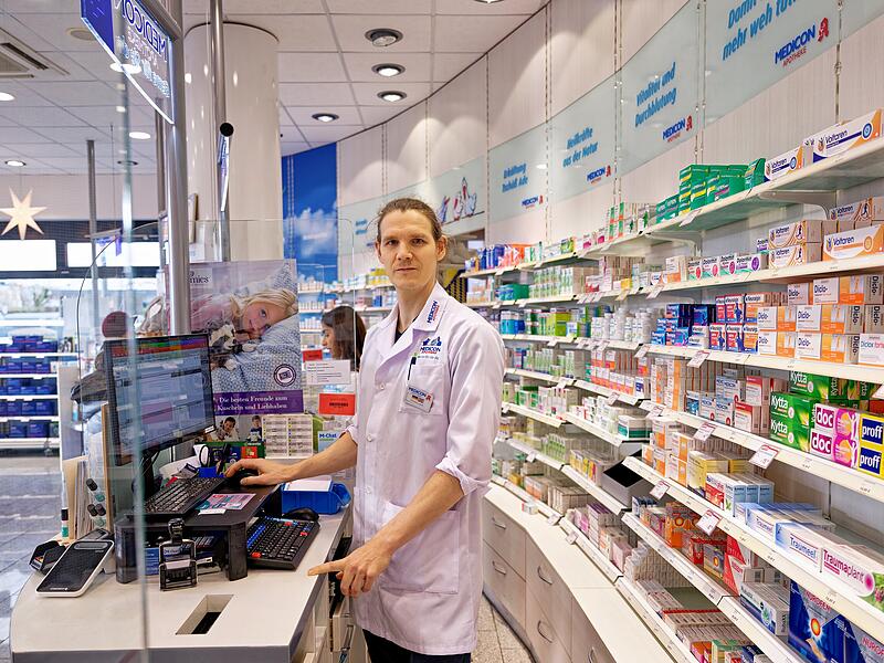 Apotheker Christian Lutsch in der Medicon-Apotheke in der P&ouml;deldorfer Stra&szlig;e in Bamberg streikt