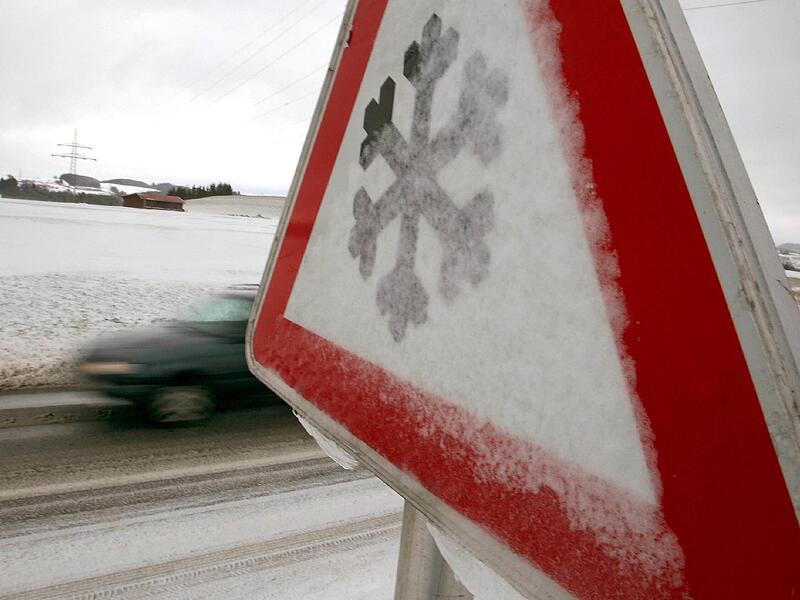 Winter und Eiszeit im Coburger Land. Ein Gemeindeb&uuml;rger k&uuml;mmert sich seit Jahrzehnten um den Winterdienst in Rottenbach und Tremersdorf.