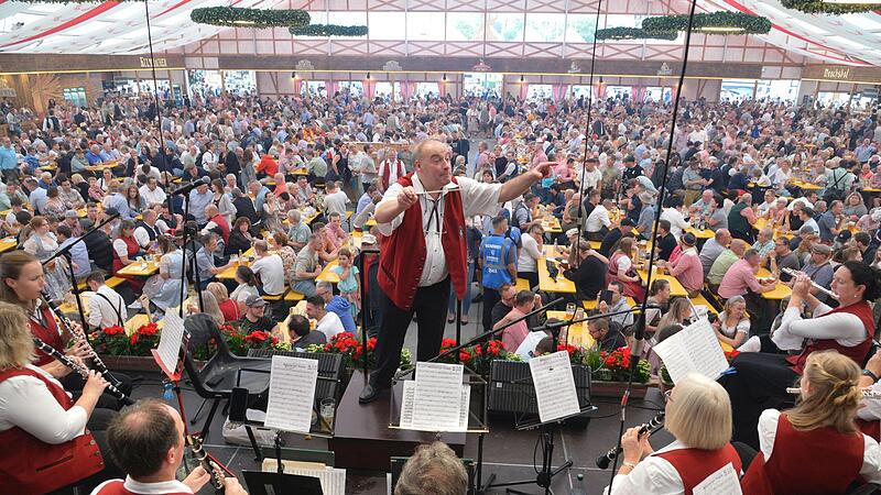 Auf dem Marktplatz konnte die Stadtkapelle wegen des strömenden Regens nicht auftreten, aber im Stadel sorgten die Musiker unter der Leitung von Thomas Besand für beste Stimmung.