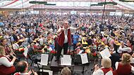 Auf dem Marktplatz konnte die Stadtkapelle wegen des strömenden Regens nicht auftreten, aber im Stadel sorgten die Musiker unter der Leitung von Thomas Besand für beste Stimmung.