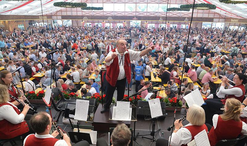Auf dem Marktplatz konnte die Stadtkapelle wegen des str&ouml;menden Regens nicht auftreten, aber im Stadel sorgten die Musiker unter der Leitung von Thomas Besand f&uuml;r beste Stimmung.