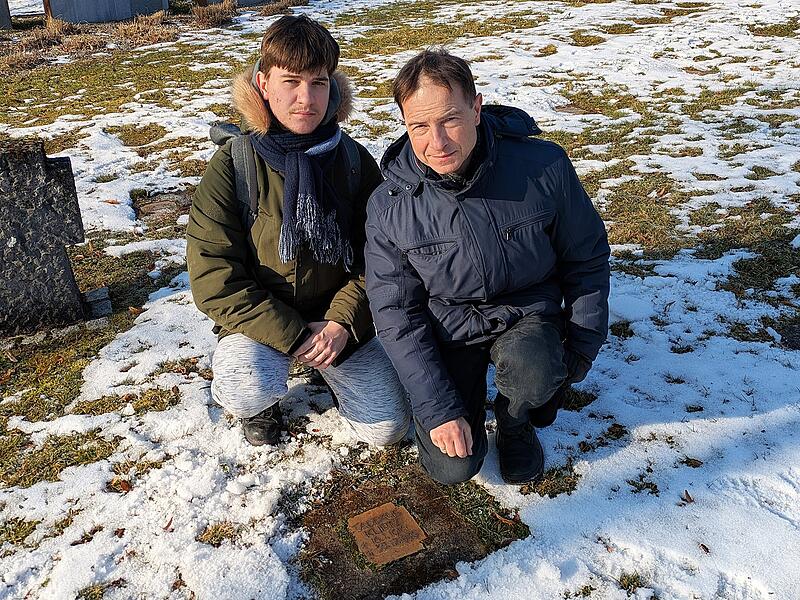 Tomasz Kurtz (rechts) mit Sohn Paweł am Grab seines 1939 verstorbenen Gro&szlig;vaters Tadeusz Kurtz