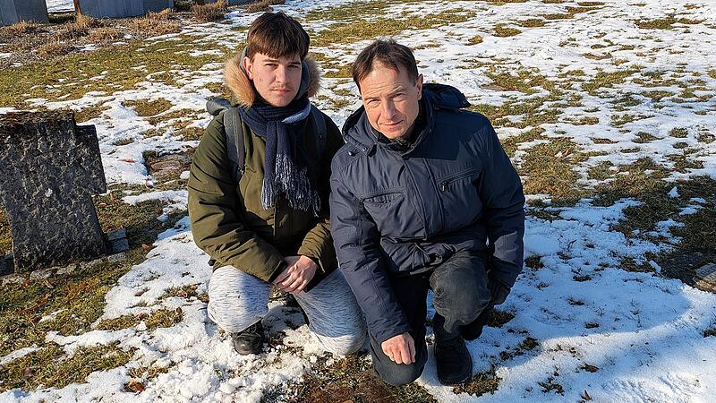 Tomasz Kurtz (rechts) mit Sohn Paweł am Grab seines 1939 verstorbenen Gro&szlig;vaters Tadeusz Kurtz