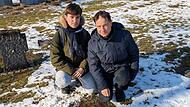 Enkel aus Polen besucht Grab im Soldatengräberfeld Tomasz Kurtz (rechts) mit Sohn Paweł am Grab seines 1939 verstorbenen Großvaters Tadeusz Kurtz