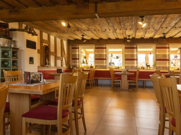 Die Schreckensvision von Wirtin Gerda Beßler: Ein leerer Restaurantsaal im Gasthof Lauberberg. Die Schreckensvision von Wirtin Gerda Beßler: Ein leerer Restaurantsaal im Gasthof Lauberberg.