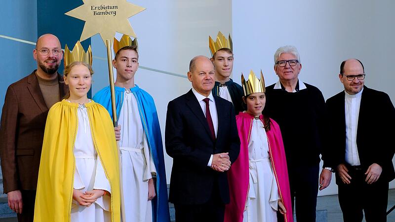 Mit jeder Sternsingergruppe hat sich Bundeskanzler Olaf Scholz und die Vertreter der Aktionsträger Kindermissionswerk und BDKJ – (links) Domvikar Stefan Ottersbach, (rechts) Pfarrer Dirk Bingener – für ein Erinnerungsfoto positioniert. Hier mit de...