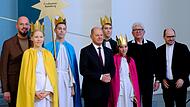 Mit jeder Sternsingergruppe hat sich Bundeskanzler Olaf Scholz und die Vertreter der Aktionsträger Kindermissionswerk und BDKJ – (links) Domvikar Stefan Ottersbach, (rechts) Pfarrer Dirk Bingener – für ein Erinnerungsfoto positioniert. Hier mit de...