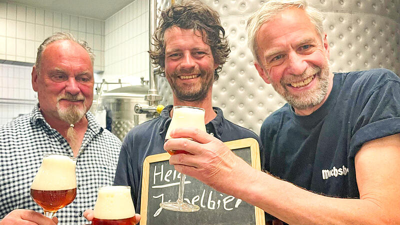 Bei einer ersten Verkostung im Lagerkeller der Gläsernen Museumsbrauerei wurde das „Jubelbier“ für gut befunden. Von links: Biersommelier Martin Ständner, Diplom-Braumeister Sebastian Hacker und Museumsleiter Bernhard Sauermann.