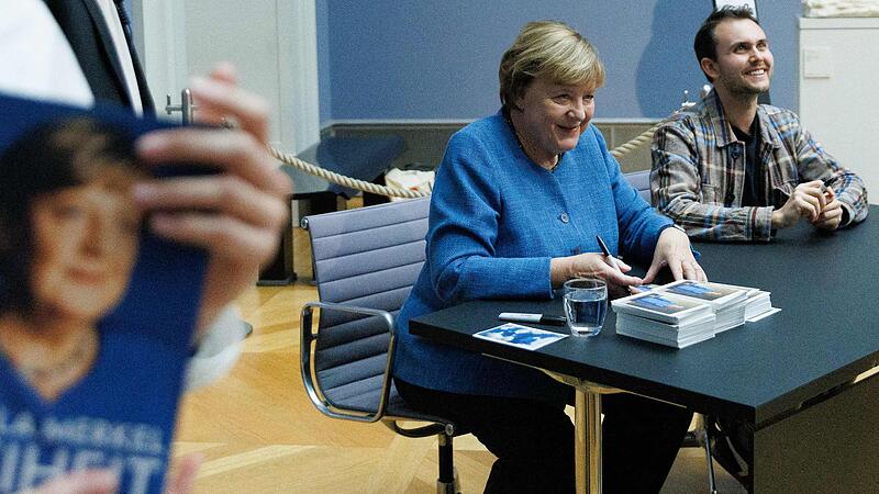 Bundeskanzlerin a.D. Merkel signiert Kunstpostkarten Bundeskanzlerin a.D. Merkel signiert Kunstpostkarten
