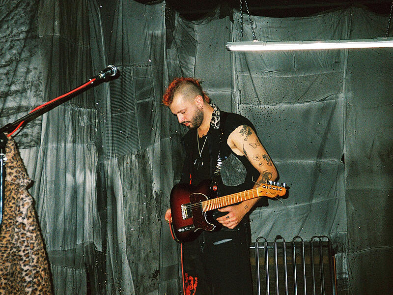 Nando Seeberger spielt den „Ika“ in der Punkoper „Ikarus“ in Heppstädt.