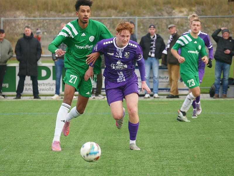 Luca Leistner (M.) und der FC Eintracht Bamberg haben sich am Samstag mit 3:2 beim SV Fortuna Regensburg behauptet.