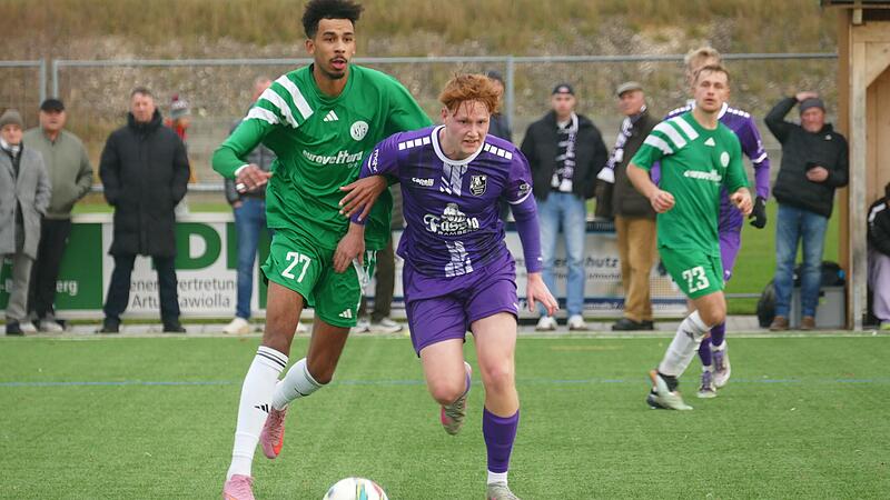 Luca Leistner Luca Leistner (M.) und der FC Eintracht Bamberg haben sich am Samstag mit 3:2 beim SV Fortuna Regensburg behauptet.