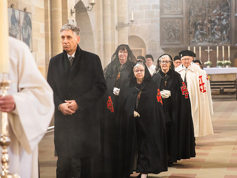 Einzug der Bamberger Ordensritter- und frauen zum Festgottesdienst im Dom.