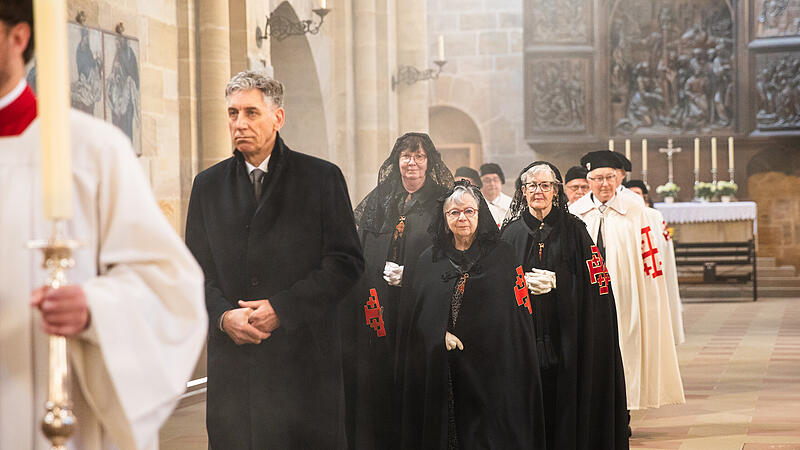 Einzug der Bamberger Ordensritter- und frauen zum Festgottesdienst im Dom.