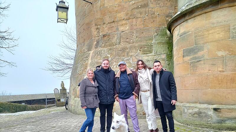 Robin Guevara Perez (Zweiter von links) ist der neue Altenburg-Wirt, seine Eltern Carmen (links) und Jorge stehen in der K&uuml;che, auch seine Schwester Nancy und Cousin Ariel werden mitarbeiten.