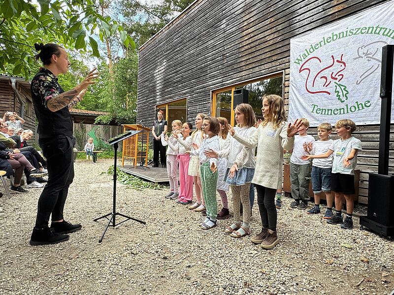 Das Walderlebniszentrum Tennenlohe feiert 50-jähjriges Bestehen. Ein Grundschulchor umrahmt das Jubiläum musikalisch. Das Walderlebniszentrum Tennenlohe feiert 50-jähjriges Bestehen. Ein Grundschulchor umrahmt das Jubiläum musikalisch.